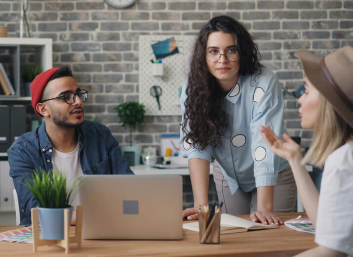 Fərqli düşünürük və aydın, etibarlı iş prosesinə uyğun çalışırıq.